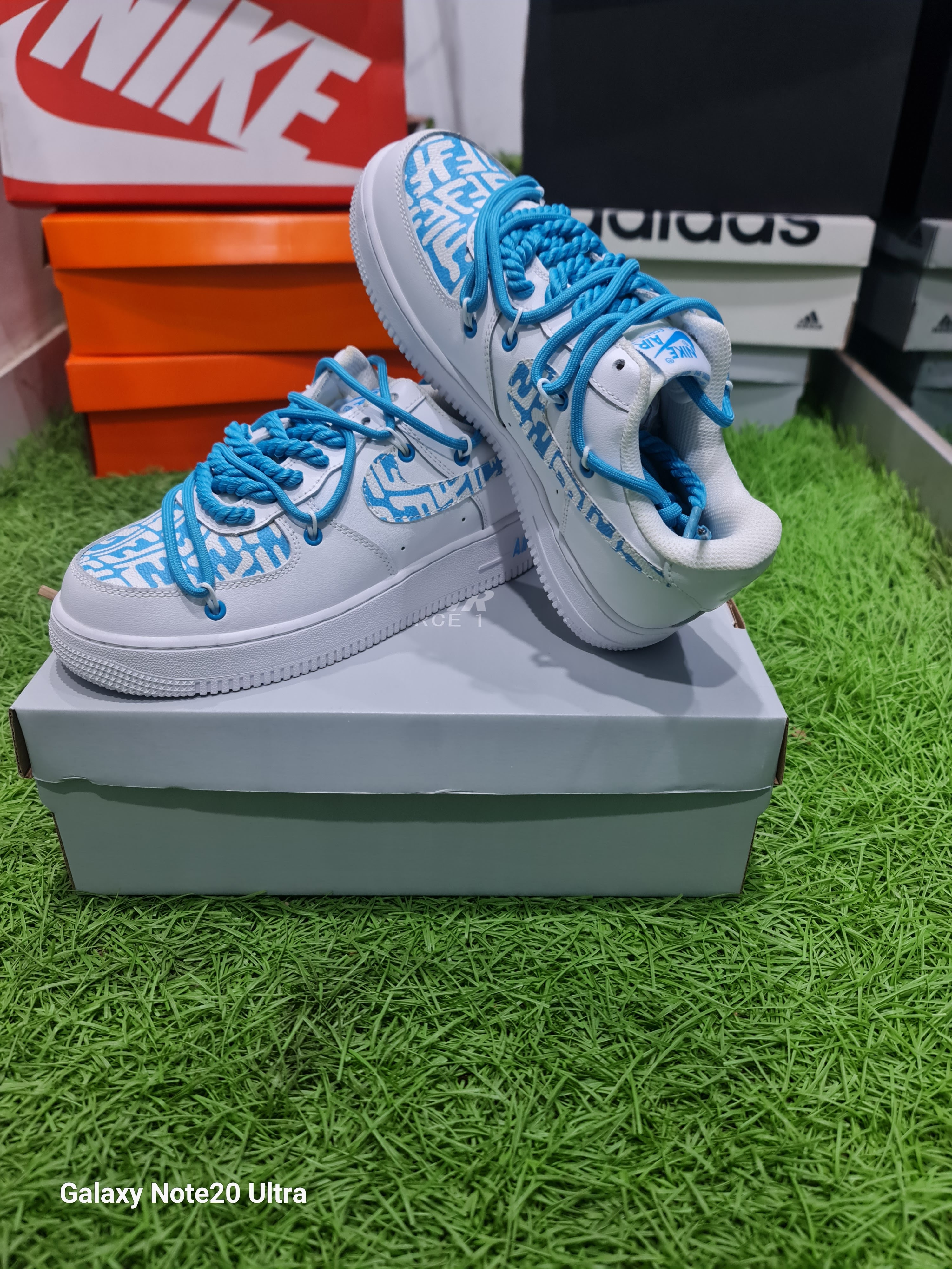 NIKE AIR FORCE 1 BLANCO/CELESTE