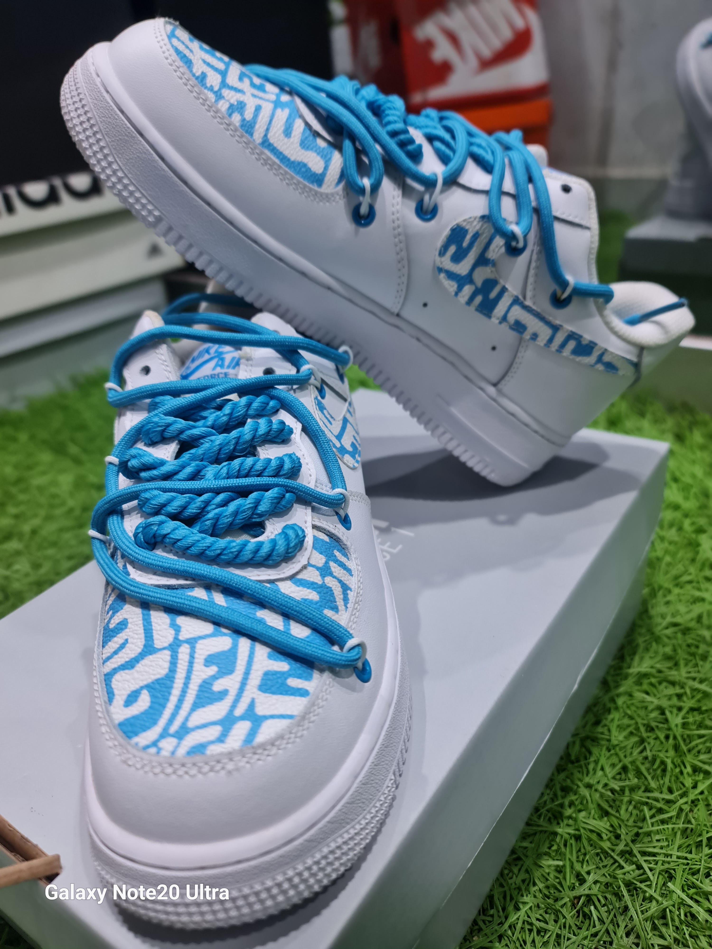NIKE AIR FORCE 1 BLANCO/CELESTE — foto 2