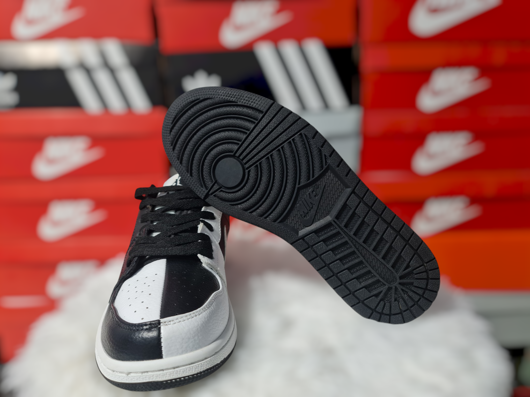 NIKE AIR JORDAN 1 LOW BLANCO/NEGRO — foto 4