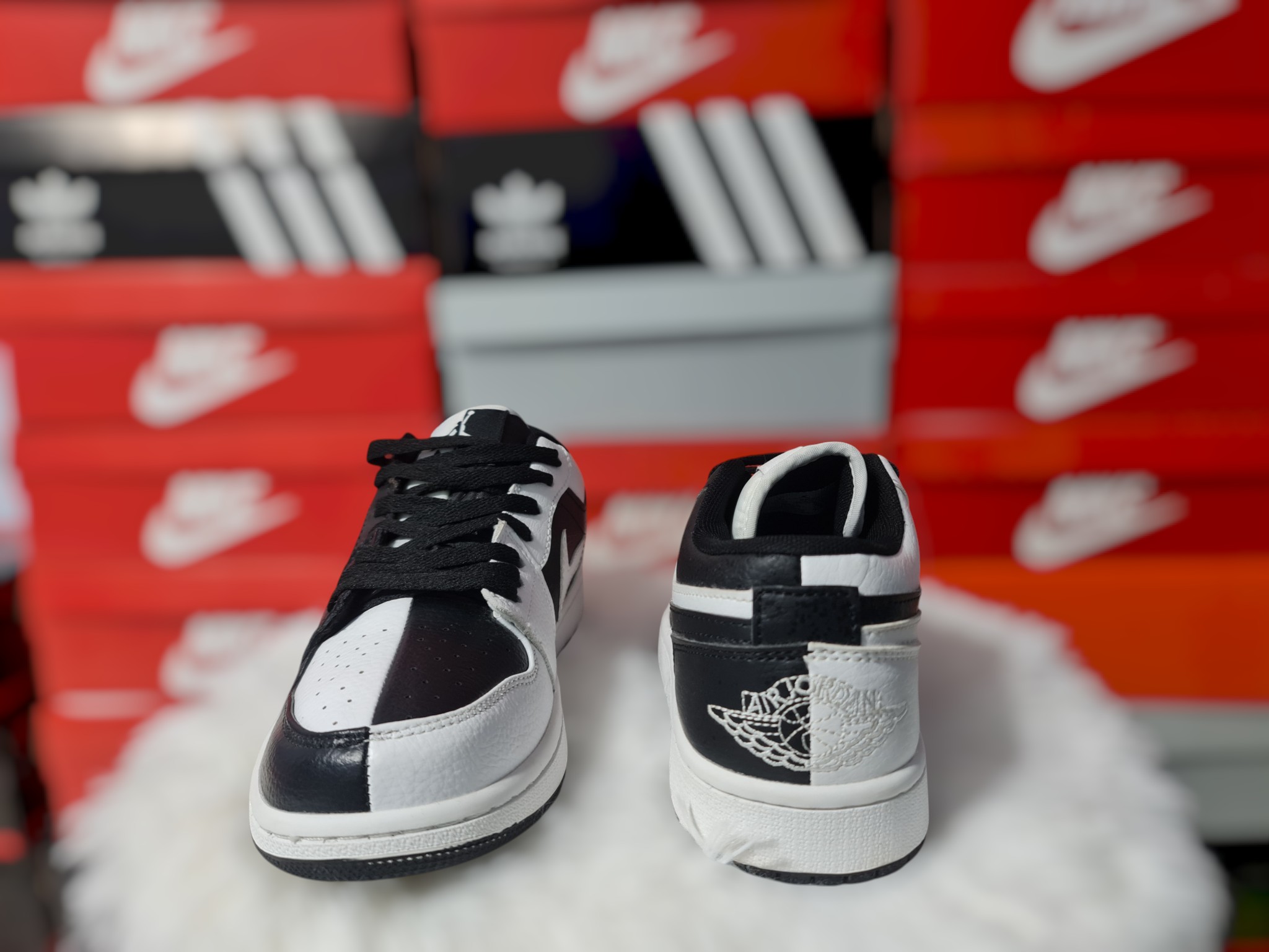 NIKE AIR JORDAN 1 LOW BLANCO/NEGRO — foto 2